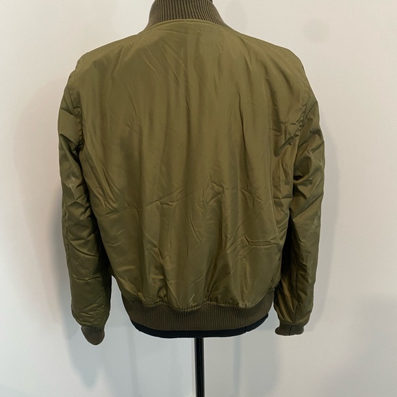 Bomber jacket in olive green size: M in excellent condition. Orange interior - Picture 8 of 10